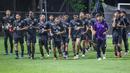 Sejumlah pemain Timnas Indonesia U-20 melakukan pemanasan saat pemusatan latihan yang berlangsung di Lapangan B, Senayan, Jakarta, Jumat (15/03/2024) malam. Pemusatan latihan ini sebagai bentuk persiapan Timnas Indonesia U-20 untuk mengikuti ajang Piala AFF U-19 2024 dan Kualifikasi Piala Asi U-20 2025. (Bola.com/Bagaskara Lazuardi)