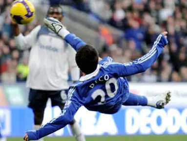 Chelsea's Portugese midfielder Deco scores the second goal during English Premier league match against Bolton at Reebok Stadium, Bolton, on December 6, 2008. AFP PHOTO/ANDREW YATES