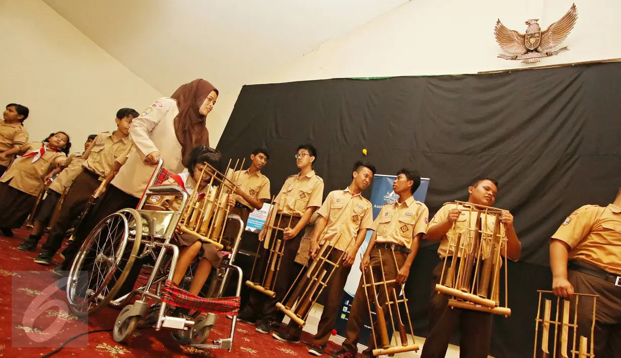 Para murid saat akan tampil dalam acara Musik untuk Semua di Jakarta, (2/12). Kegiatan ini bertujuan memotivasi penyandang difabel serta sebagai kampanye peningkatan kesadaran atas hak mereka. (Liputan6.com/Immanuel Antonius)