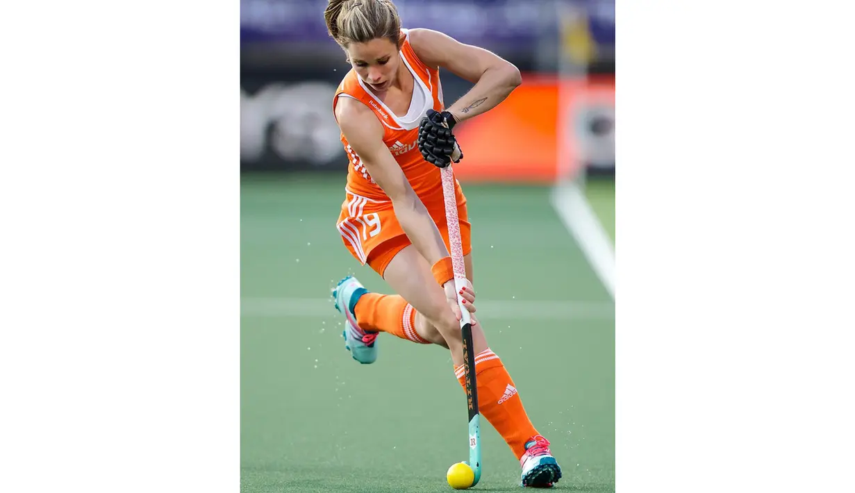 Ellen Hoog pernah menuntut ilmu pada Johan Cruyff Institute yang membuatnya tampil gemilang bersama timnas Belanda. (Bola.com/EllenHoog.com)