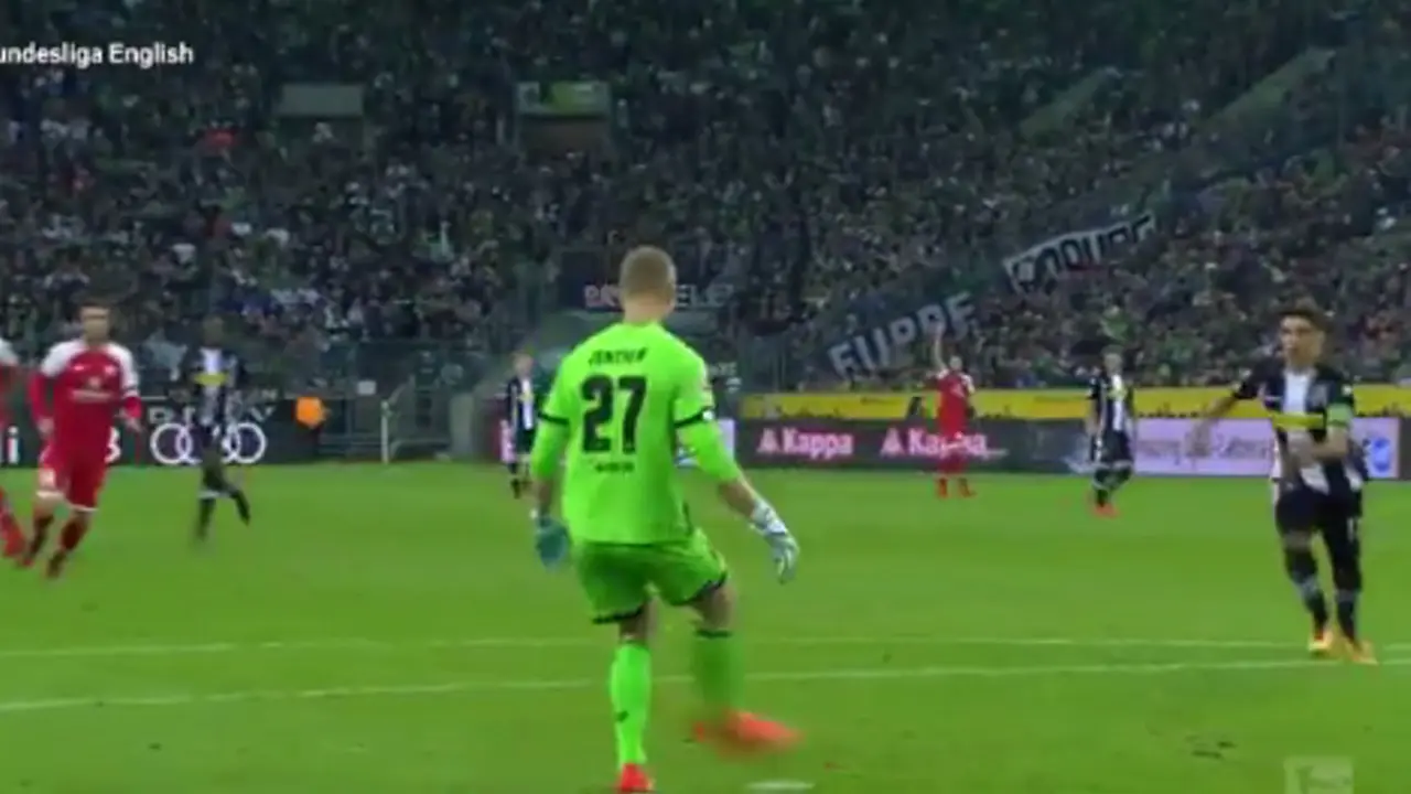 Tendang Angin, Aksi Kiper Bundesliga Ini Jadi Viral