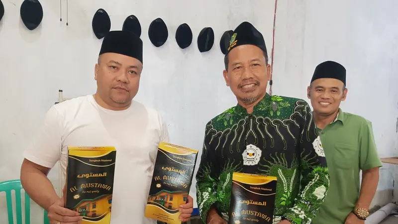 Anggota DPRD Jawa Tengah, H Abdullah Aminudin (kiri), Pengasuh Ponpes Bumi Damai Al Mustawa, KH Muzayin (kanan). (Liputan6.com/Ahmad Adirin)