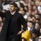 Pelatih Tottenham Hotspur, Mauricio Pochettino  saat memberikan arahan kepada anak asuhnya saat melawan Manchester City pada laga Premier League di Stadion White Hart Lane, London, Minggu (2/10/2016). (EPA/Will Oliver)