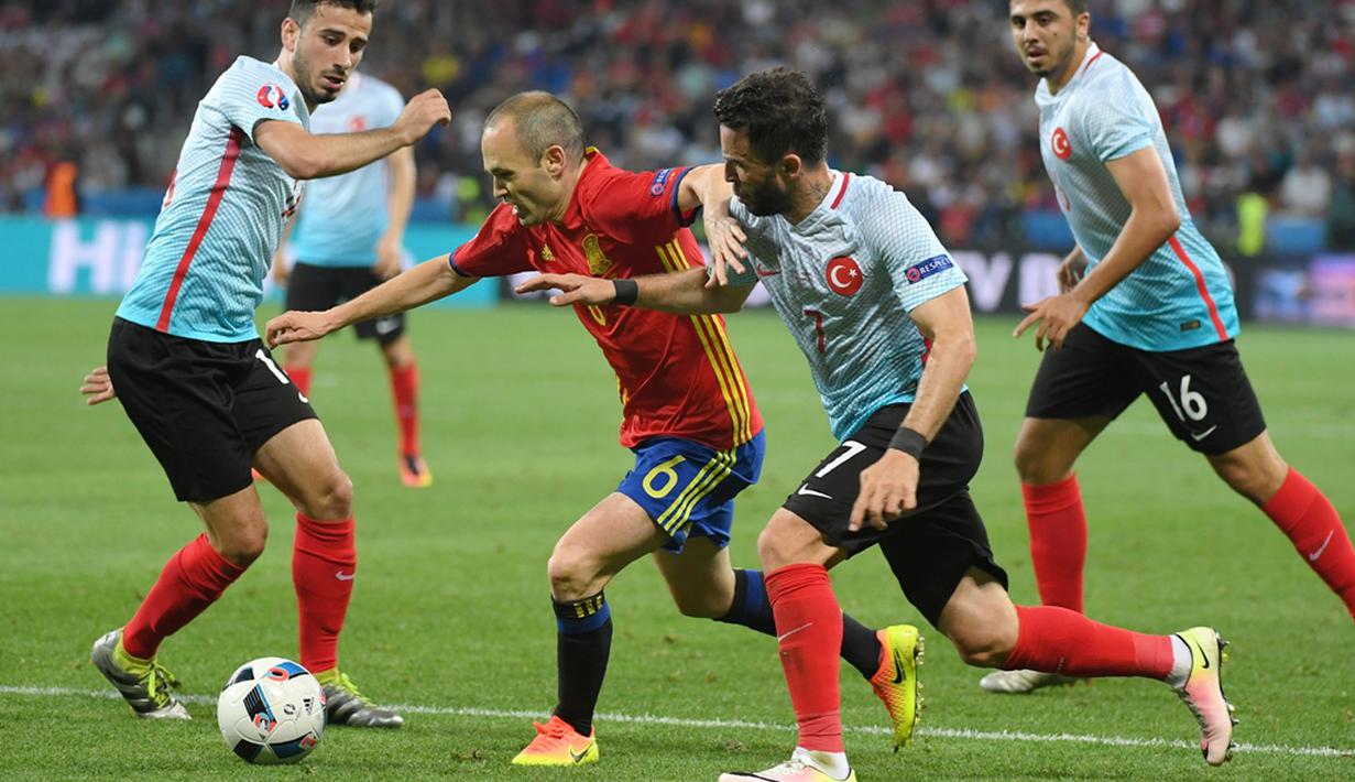 Andres Iniesta melepaskan 94% umpan yang akurat serta menciptakan tiga peluang saat Spanyol menang telak 3-0 atas Turki, (17/6/2016). (AFP/Boris Horvat)