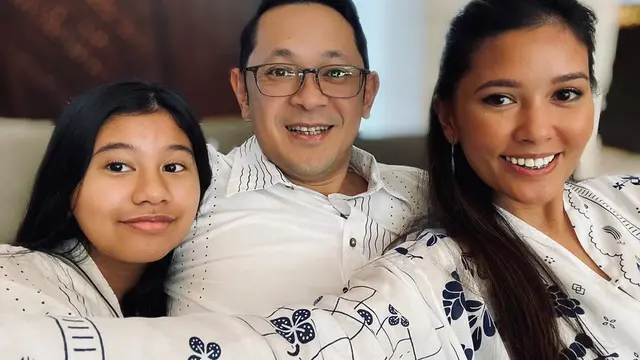 Dikaruniai Anak Kedua, Ini 6 Momen Manis Titi Rajo Bintang dan Keluarga Kecilnya