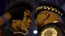 Pengunjuk rasa berhadapan dengan petugas kepolisian di Chicago, Illinois (25 /11/2015). Mereka memprotes karena seorang warga kulit hitam ditembak mati oleh Polisi berkulit putih. (REUTERS / Andrew Nelles)