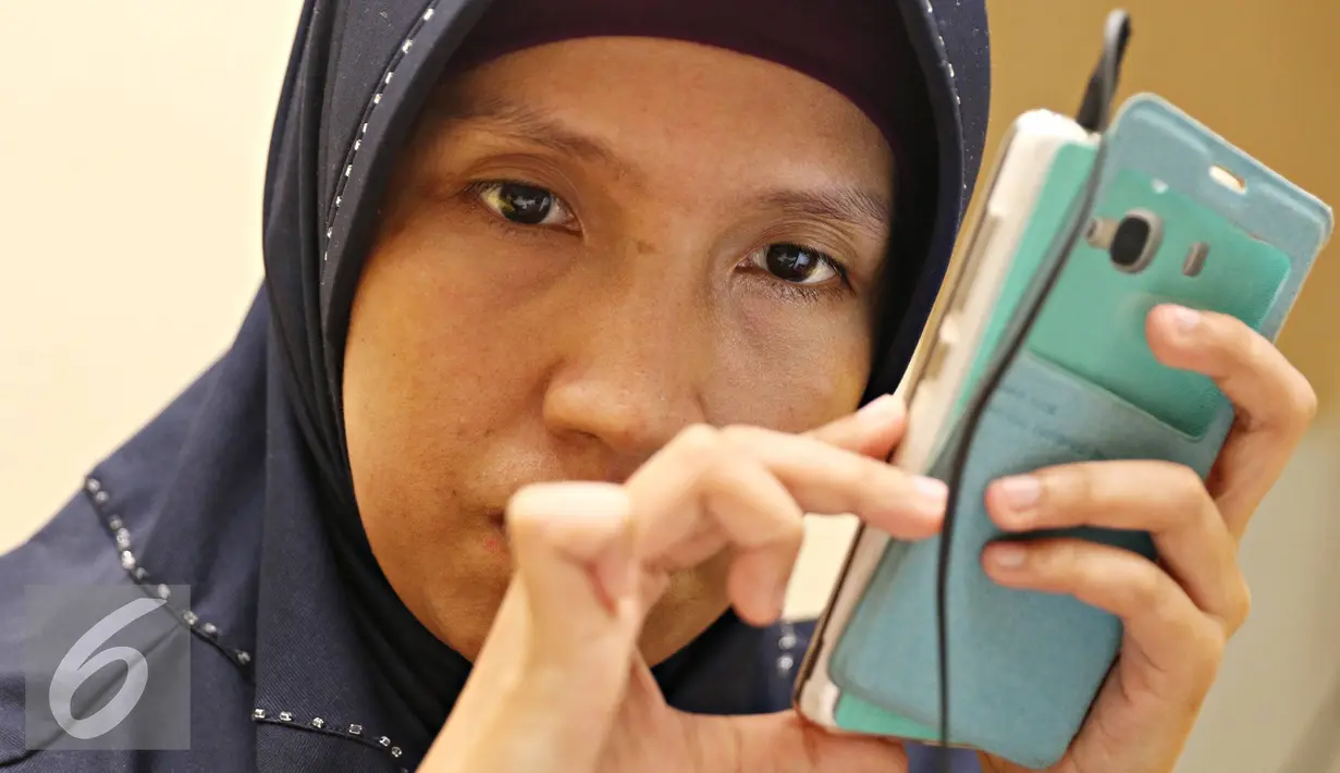 Penyandang tunanetra mengakses internet dalam acara Sosialisasi Pelatihan Internet Tunanetra di Rumah Internet Atmanto, Jakarta, Selasa (5/4). Diharapkan penyandang disabilitas dapat memperoleh akses terhadap teknologi. (Liputan6.com/Immanuel Antonius)