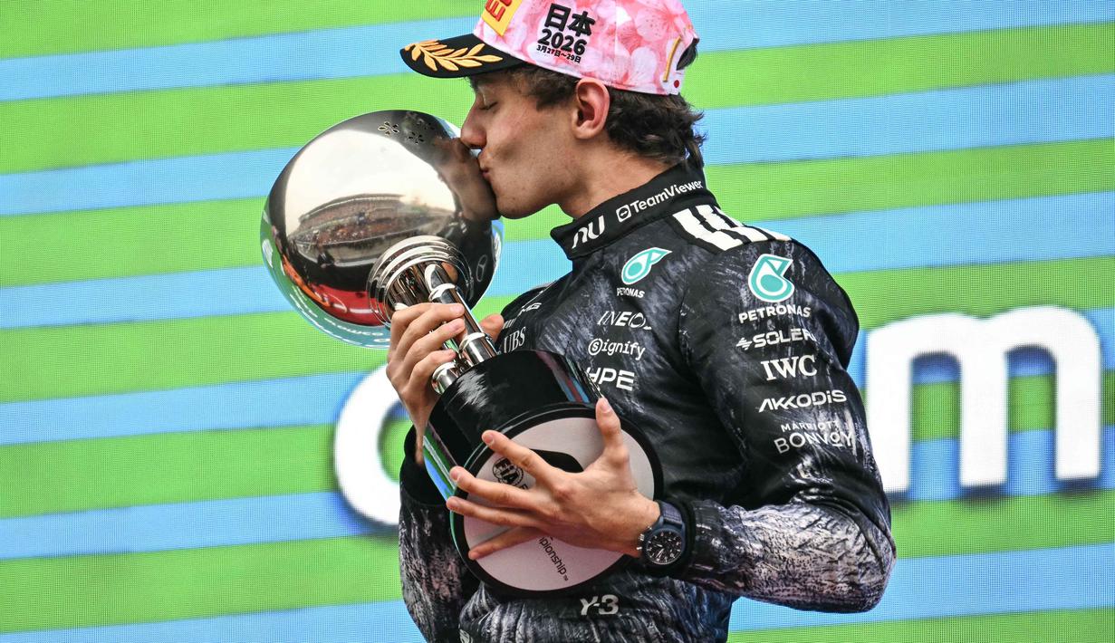 Saat ini, Kimi Antonelli sudah berhasil mengumpulkan 72 poin, hasil dua kali kemenangan dan tiga kali naik podium. Tampak dalam foto, pembalap Mercedes AMG Petronas asal Italia, Kimi Antonelli, merayakan kemenangannya di podium setelah Grand Prix Formula Satu Jepang di sirkuit Suzuka, prefektur Mie pada Minggu 29 Maret 2026. (Philip FONG/AFP)