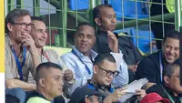 Pelatih Timnas Indonesia, Patrick Kluivert (melihat ke kamera) ditemani Alex Pastoor, Gerald Vanenburg, dan Denny Landzaat, berada di tribune penonton Stadion Patriot Candrabhaga Bekasi, Minggu (2/2/2025) malam WIB. Keempat staf kepelatihan Tim Garuda itu memantau pemain dalam laga Persija Jakarta kontra PSBS Biak. (Bola.com/Bagaskara Lazuardi)