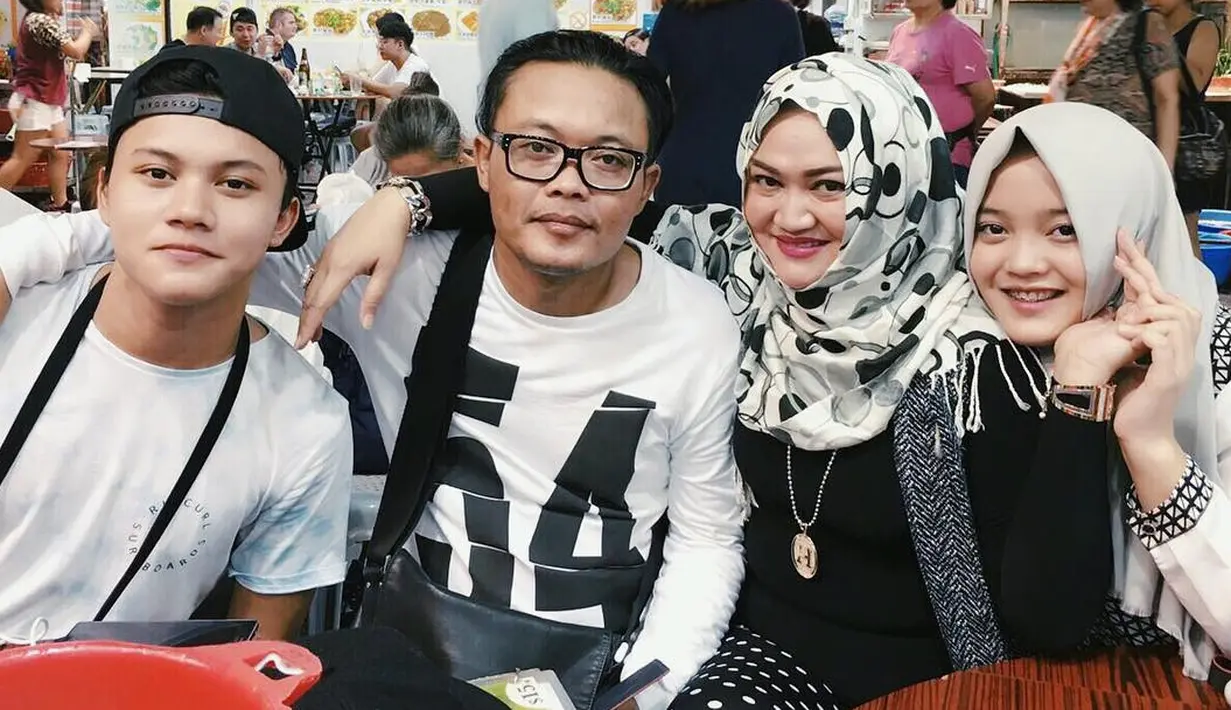 Sule, Lina, dan dua anak mereka, Rizky Febian dan Putri Delina. (Instagram/putridelinaa)