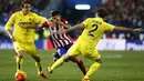 Pemain Atletico Madrid, Angel Correa, berusaha melewati apitan pemain Villarreal pada laga La Liga Spanyol di Stadion Vicente Calderon, Minggu (21/2/2016). Kedua tim bermain imbang 0-0. (Reuters/Susan Vera)