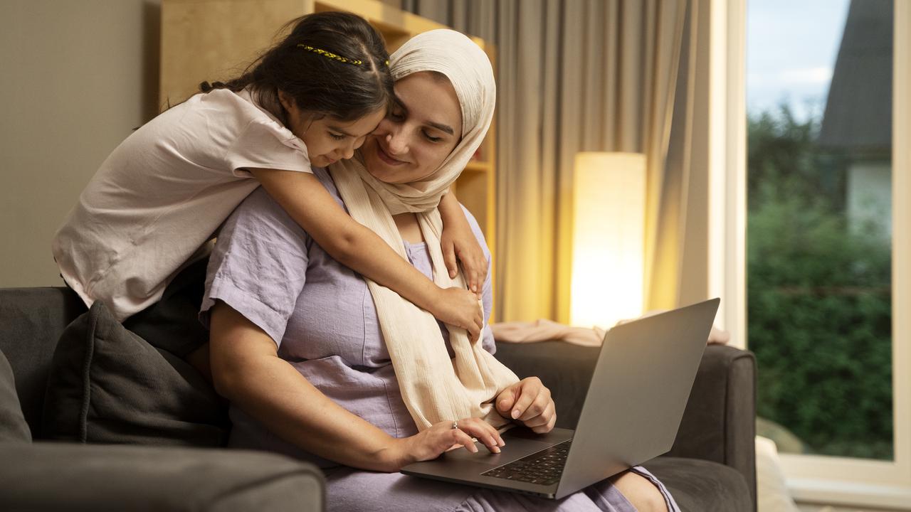 Ilustrasi Ibu dan anak berpelukan