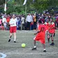 Presiden Joko Widodo atau Jokowi bermain sepak bola dengan pelajar di Lapangan Sorido, Kabupaten Biak Numfor, Provinsi Papua, Rabu (22/11/2023) (Biro Pers Sekretariat Presiden)