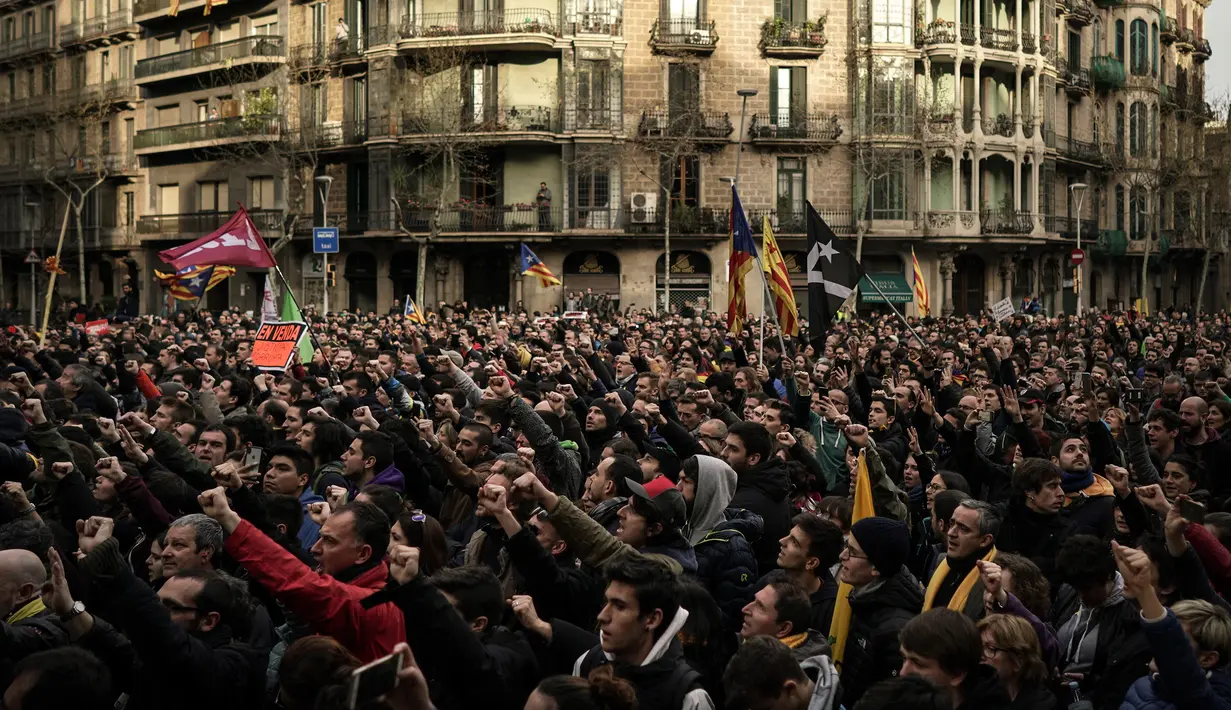 Pendukung pro kemerdekaan Catalonia berkumpul dekat kantor pemerintah di Barcelona, Spanyol, Minggu (25/3). Demonstran memprotes penangkapan mantan pemimpin ekstrem Catalonia, Carles Puigdemont. (AP Photo/Felipe Dana)