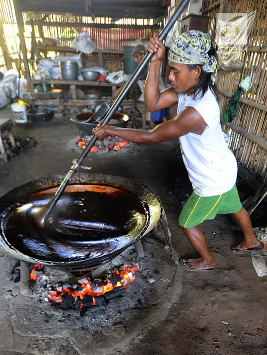 Pekerja mengaduk adonan dodol Betawi di kawasan Cilenggang, Serpong, Kota Tangerang Selatan, Senin (27/5/2019). Hampir sepekan menjelang Lebaran, permintaan dodol Betawi yang dijual Rp48 ribu per kilogram itu mengalami peningkatan hingga 300 persen dari hari biasa. (merdeka.com/Arie Basuki)