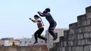 Sejumlah wanita muda Palestina berlatih parkour di Kota Betlehem, Tepi Barat (30/11/2020). (Xinhua/Mamoun Wazwaz)