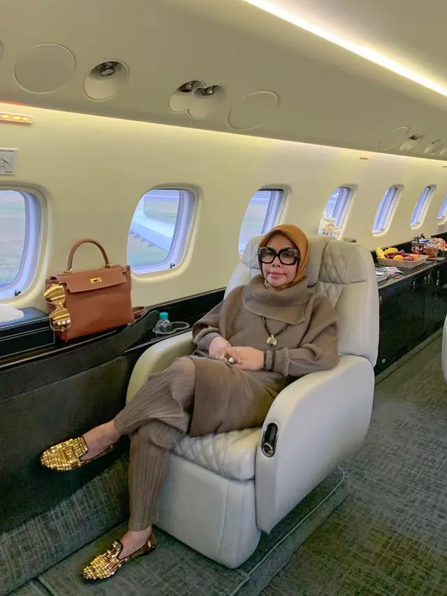 Enggak Kalah Cetar, Ini 6 Gaya Glamor Ibunda Syahrini