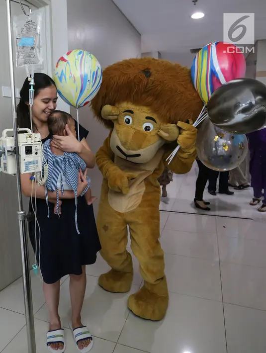 Badut berkostum singa menghibur pasien anak di Siloam Hospitals ASRI, Jakarta, Selasa (23/7/2019). Memperingati Hari Anak Nasional, Siloam Hospitals Group menggelar kegiatan customer centric initiatives berupa pembagian permainan edukasi puzzle. (Liputan6.com/Fery Pradolo)
