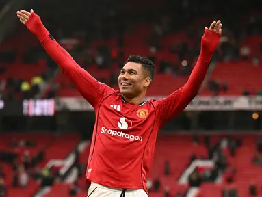 Meski menjadi pemain penting di Manchester United musim 2025-26, Casemiro akan meninggalkan Old Trafford saat kontraknya habis. MLS akn menjadi opsi potensial bagi gelandang Brasil ini. Kehidupan dan gaya bermain di Amerika menjadi daya tarik tambahan bagi Casemiro.(AFP/Oli Scarff)