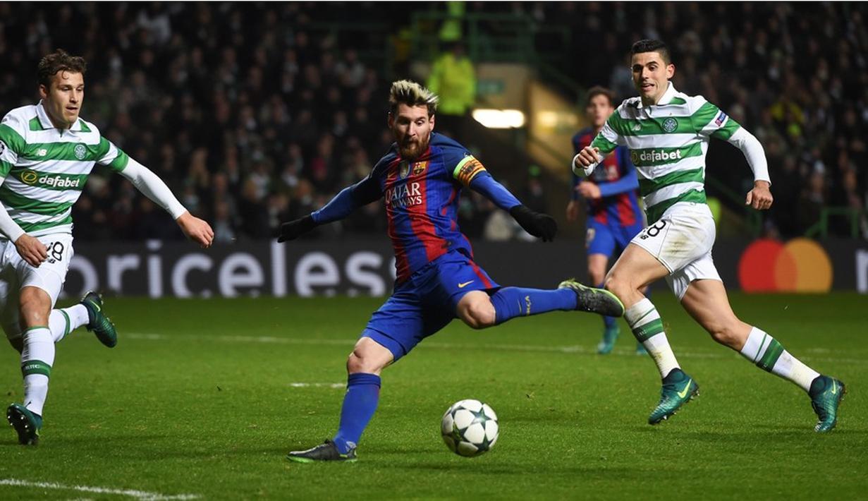 Lionel Messi saat mencetak gol pertama Barcelona ke gawang Celtic pada laga kelima Grup C Liga Champions di Celtic Park, Rabu (23/11/2016). (AFP/Paul Ellis)