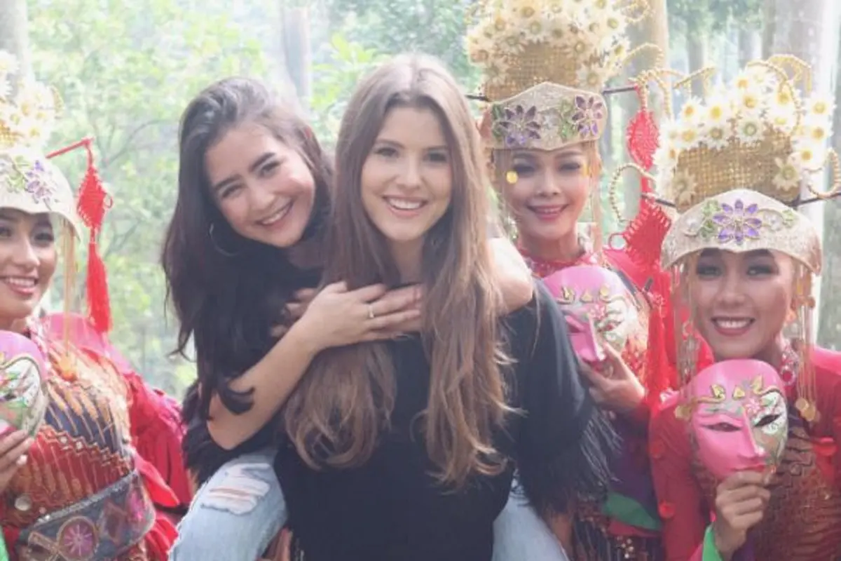 [Bintang] Prilly Latuconsina dan Amanda Cerny