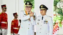 Gubernur Bengkulu, Ridwan Mukti dan wakilnya Rohidin Mersyah berpose saat acara pelantikan gubernur dan wakil gubernur masa jabatan tahun 2016-2021 di Istana Merdeka, Jakarta, Jumat (12/2 ).(Liputan6.com/Faizal Fanani)