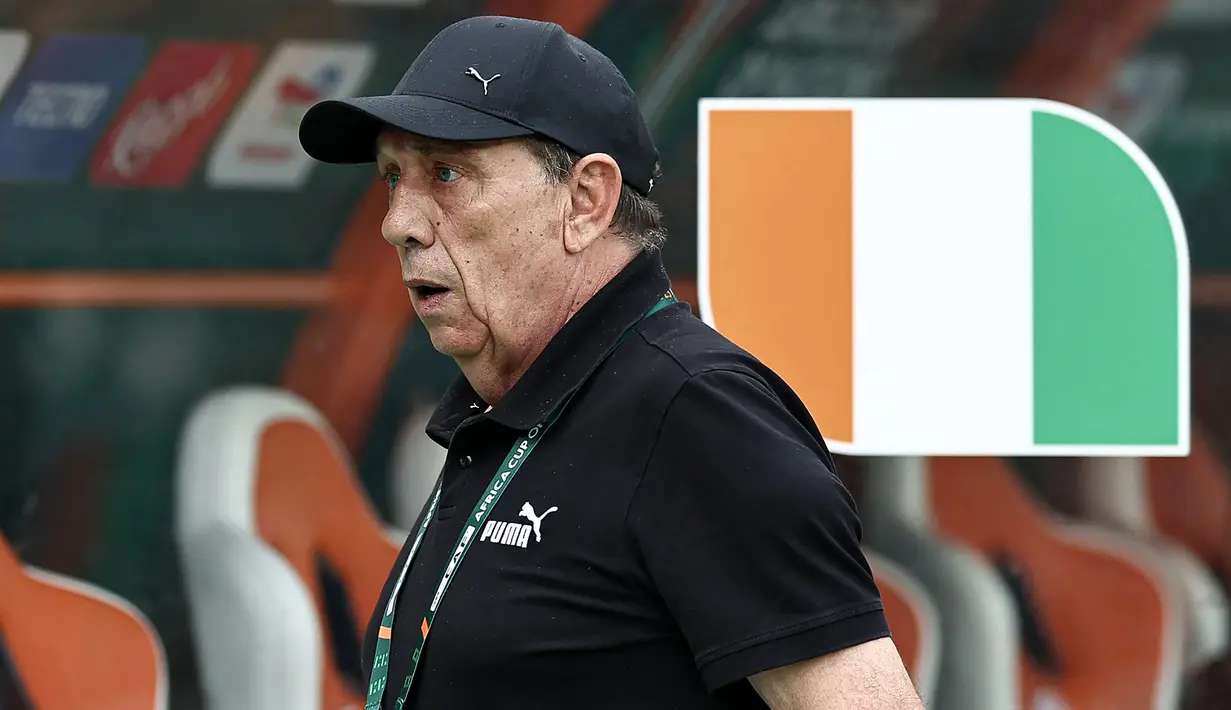 Pelatih tuan rumah, Pantai Gading, Jean-Louis Gasset dipecat setelah timnya kalah 0-4 dari Guinea Khatulistiwa pada matchday ketiga Grup A Piala Afrika 2023 (22/1/2024). Uniknya, setelah pemecatan tersebut Pantai Gading justru lolos ke babak 16 besar setelah berhasil menduduki peringkat ke-4 pada klasemen empat tim peringkat ketiga terbaik. Bahkan Pantai Gading kini telah menjejakkan kaki di babak perempatfinal setelah mengalahkan Senegal di babak 16 besar. (AFP/Franck Fife)