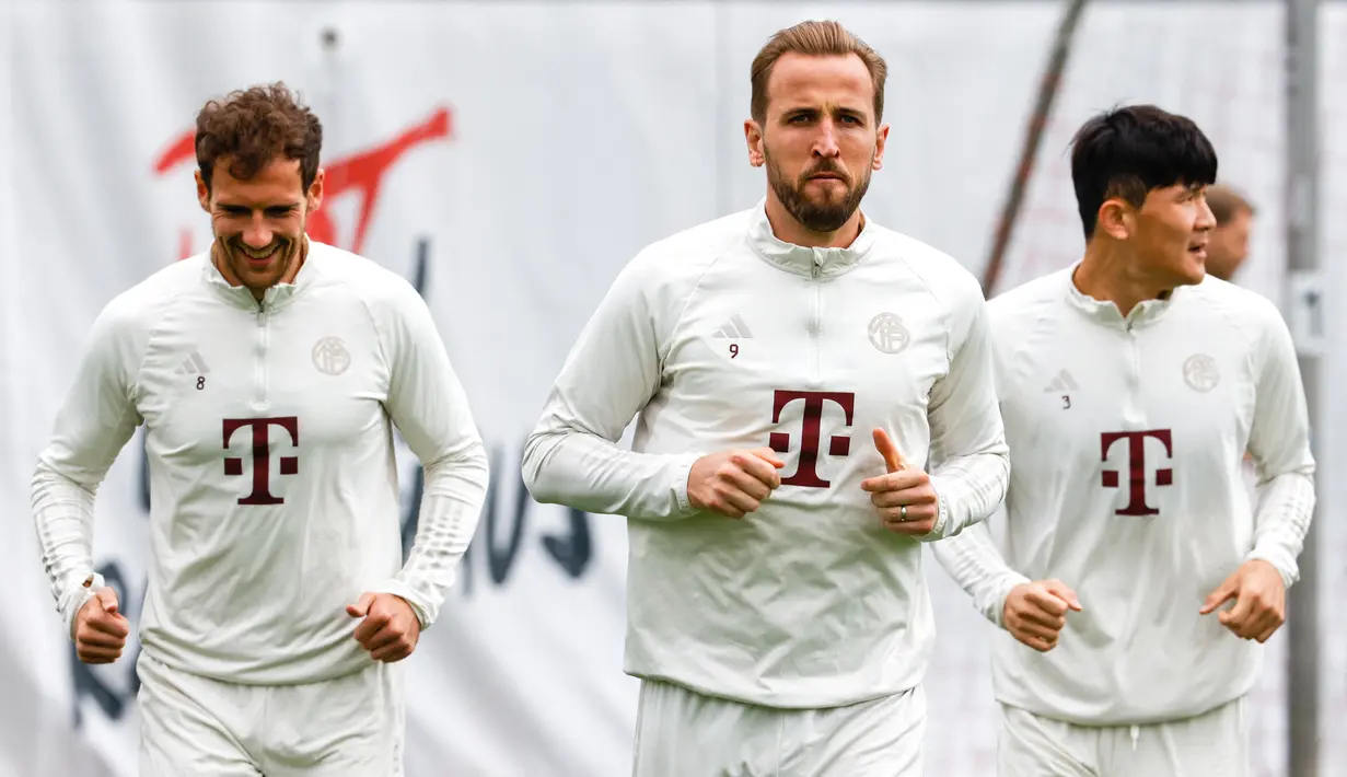 (Kiri ke kanan) Pemain Bayern Munchen #08 Leon Goretzka, #09 Harry Kane dan #03 Kim Min-Jae menghadiri sesi Latihan menjelang leg kedua semifinal Liga Champions 2023/2024 di tempat latihan Saebener Strasse di Munich, Selasa (7/5/2024). (ALEXANDRA BEIER / AFP)