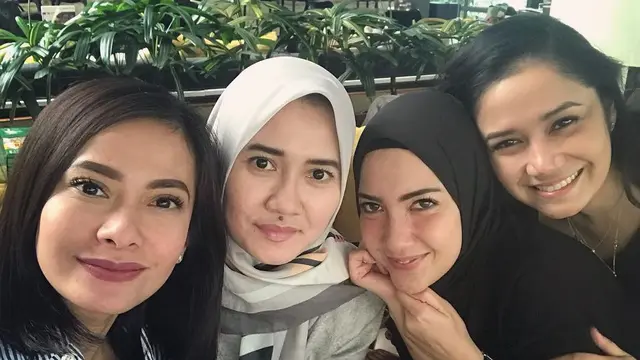 [Bintang] Bikin Adem, Ini 7 Foto Penampilan Tia Ivanka Saat Berhijab