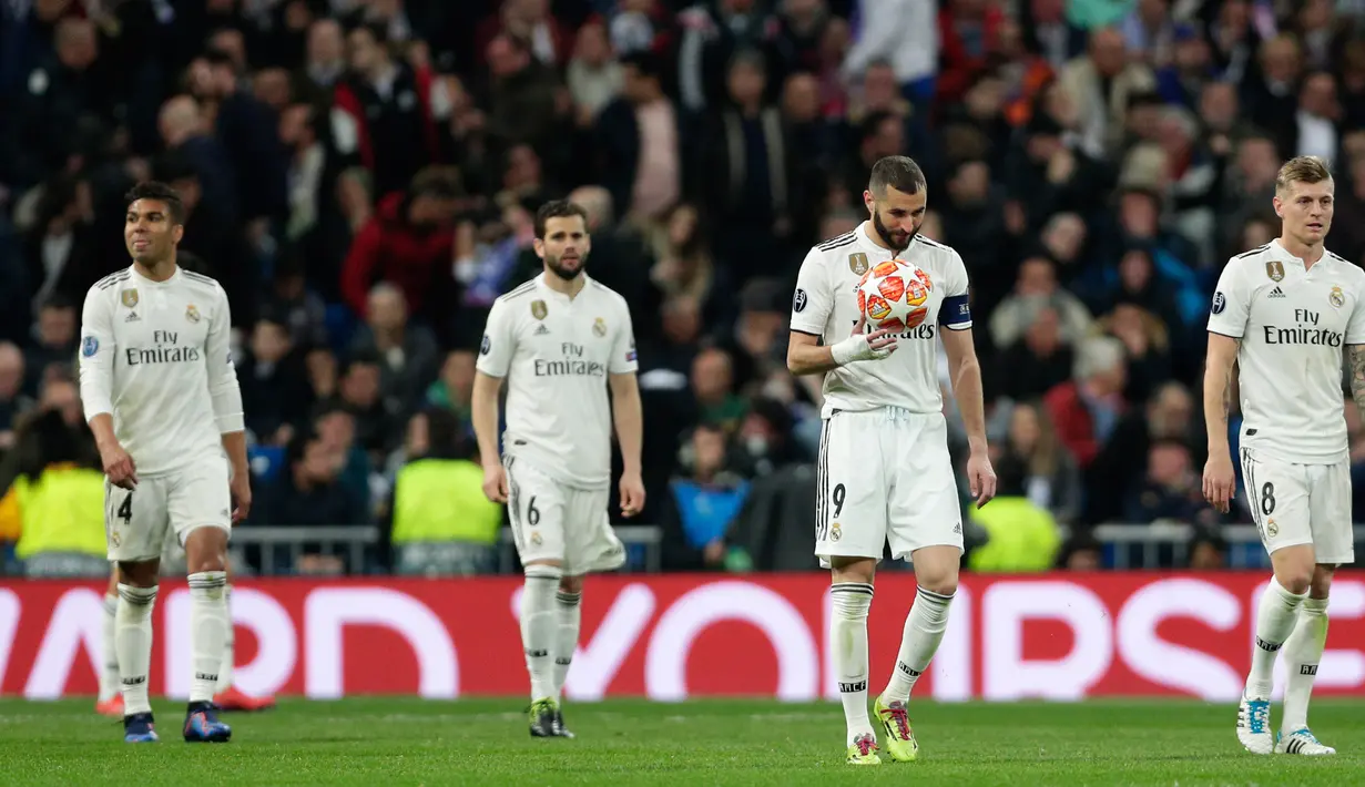 Penyerang Real Madrid Karim Benzema membawa bola usai pemain Ajak Amsterdam mencetak gol pada leg kedua babak 16 besar Liga Champions di Stadion Santiago Bernabeu, Madrid, Spanyol, Selasa (5/3). Ajax membantai Madrid 4-1.  (AP Photo/Manu Fernandez)