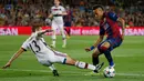 Penyerang Barcelona, Neymar berusaha melewati Bek Bayern Muenchen Rafinha pada leg pertama babak semifinal Liga Champions di Camp Nou, Kamis (7/5/2015). Barcelona menang 3-0 atas Bayern Muenchen. (Reuters/Paul Hanna)