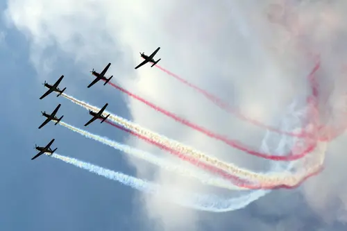 HUT ke-80 RI, Aksi The Jupiters dan Pesawat Tempur TNI AU Hiasi Langit  Monumen Nasional - Photo Liputan6.com