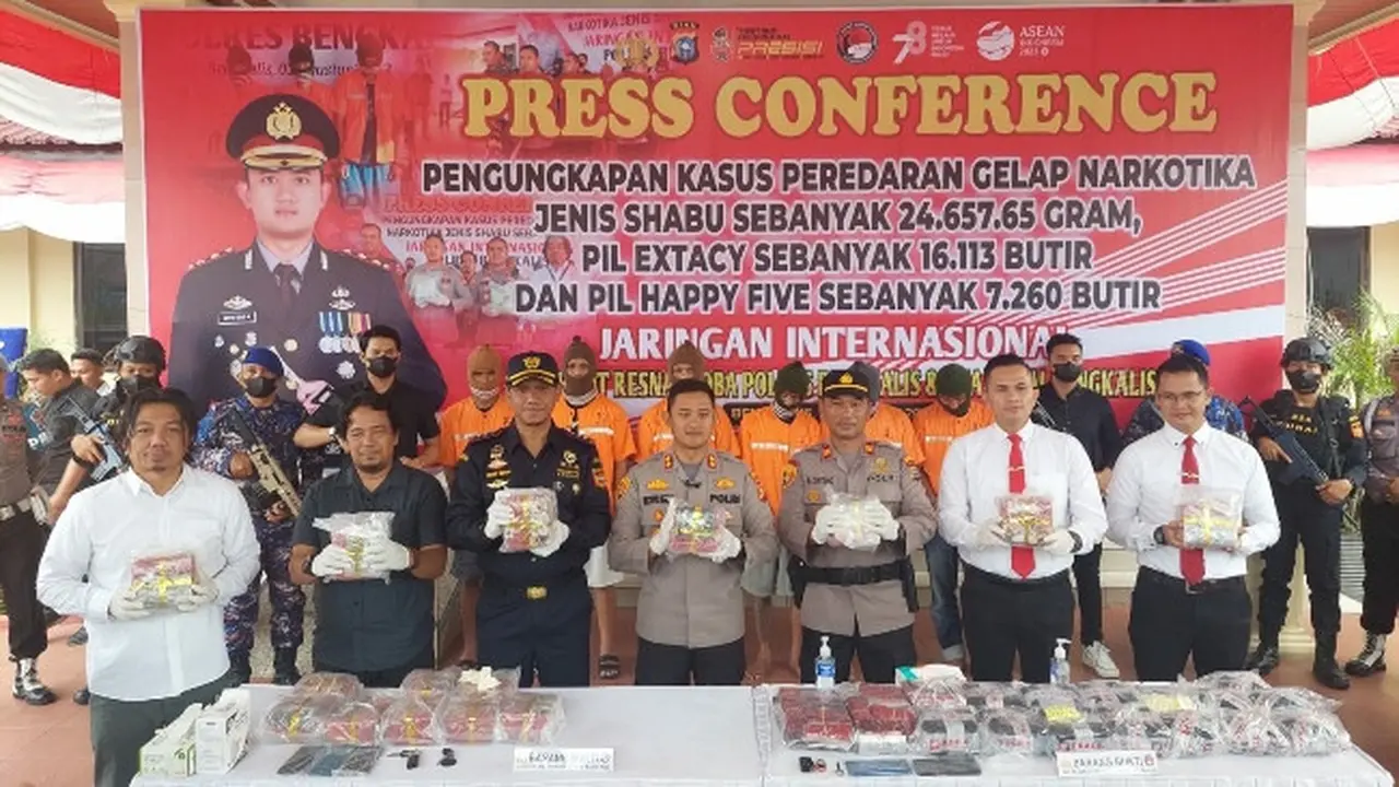 Konferensi pers pengungkapan narkotika jaringan Malaysia oleh Polres Bengkalis dengan barang bukti belasan ribu pil ekstasi.