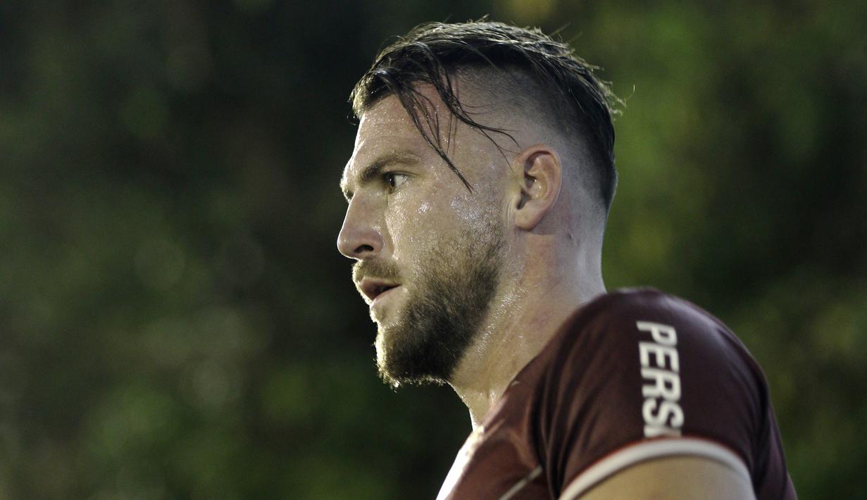 Pemain Persija Jakarta, Marko Simic, mengamati instruksi saat latihan di Lapangan Sutasoma Halim, Jakarta, Jumat (10/5). Latihan ini merupakan persiapan jelang laga Liga 1 Indonesia 2019. (Bola.com/Yoppy Renato)