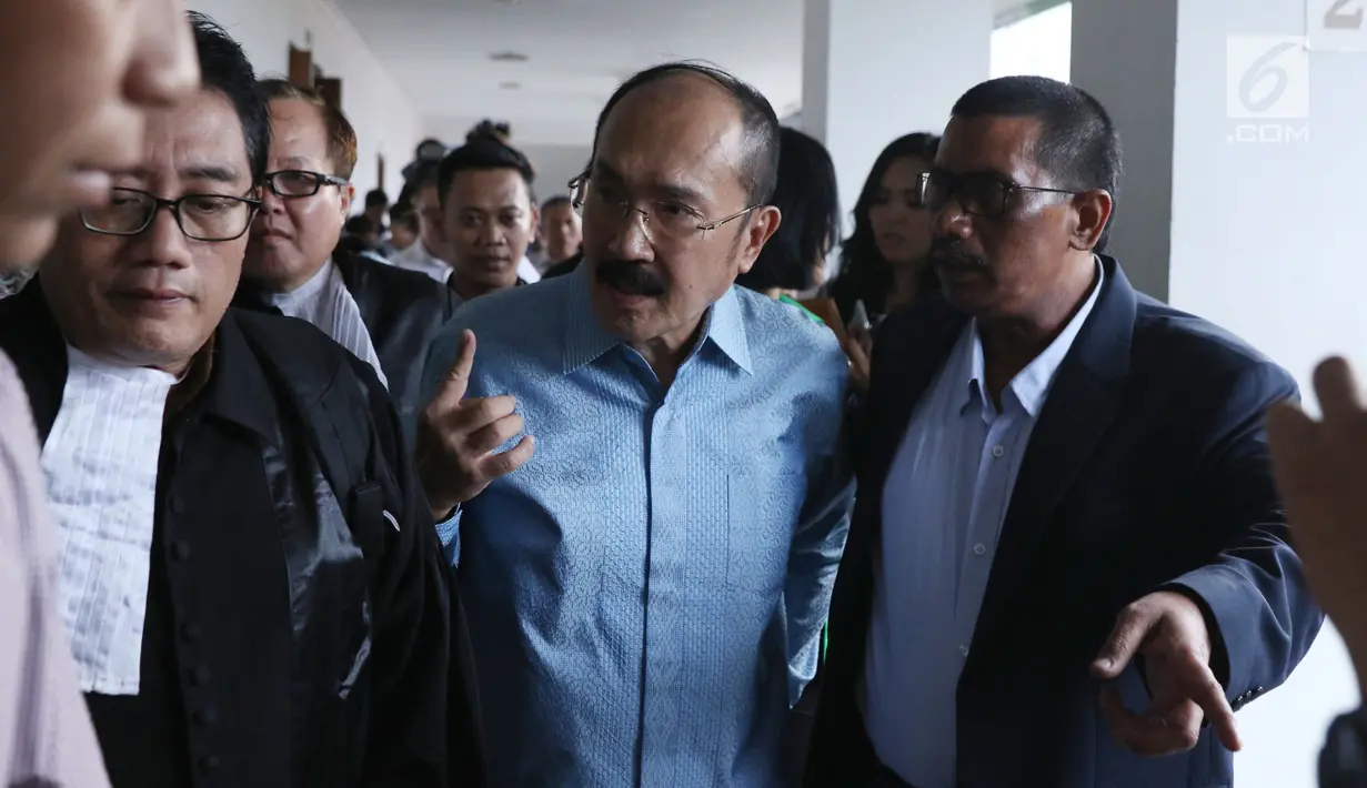 Terdakwa merintangi penyidikan KPK pada kasus korupsi e-KTP, Fredrich Yunadi bersama penasehat hukumnya usai sidang putusan di Pengadilan Tipikor, Jakarta, Kamis (28/6). Atas putusan, terdakwa langsung menyatakan banding. (Liputan6.com/Helmi Fithriansyah)