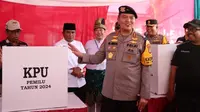 Kapolda Riau Irjen Mohammad Iqbal mengecek tempat pemungutan suara di Kabupaten Pelalawan. (Liputan6.com/M Syukur)