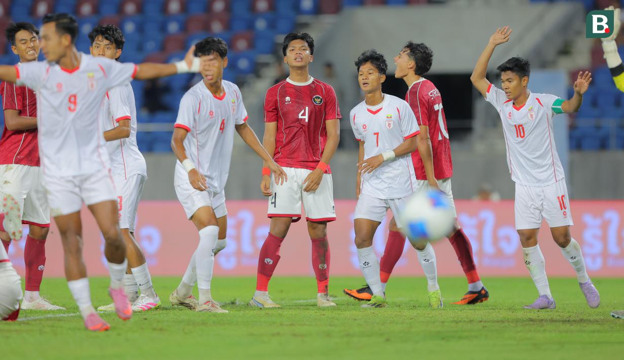 Pemain Timnas Indonesia U-22 saat melawan Myanmar pada pertandingan SEA Games 2025 di 700th Anniversary Stadium, Chiang Mai, Jumat (12/12/2025). (Bola.com/Bagaskara Lazuardi)
