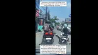 Video viral pria diduga tentara tengah menendang motor emak-emak yang bonceng anak kecil (Foto: Screenshot video viral).