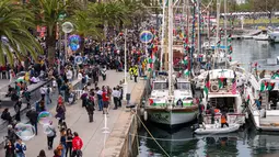 Bertempat di Pelabuhan Barcelona, Spanyol, Minggu 12 April 2026, acara simbolis ini menandai dimulainya pelayaran terbesar dalam sejarah upaya sipil maritim untuk Palestina. Tampak dalam foto, kapal-kapal yang membawa aktivis dan bantuan kemanusiaan untuk warga Palestina di Gaza, bagian dari Armada Global Sumud, berlabuh di pelabuhan Barcelona, Spanyol, Minggu 12 April 2026. (AP Photo/Joan Mateu Parra)