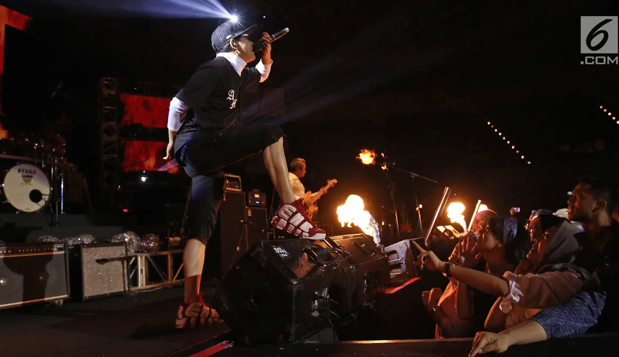 Aksi panggung vokalis Gigi, Arman Maulana saat konser supergroup di Jakarta, Selasa (21/11). Konser supergroup menghadirkan lima band ternama tanah air, yakni God Bless, Krakatau, Sheila On 7, Gigi, dan Kahitna. (Liputan6.com/Herman Zakharia)