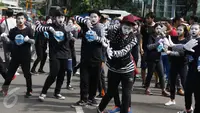 Aksi pantomim bersama saat memperingati World Mime Day 2017 di CFD, Jakarta, Minggu (19/3). Kegiatan ini diinisiasi oleh beberapa seniman dan komunitas pantomime di seluruh Indonesia. (Liputan6.com/Angga Yuniar)