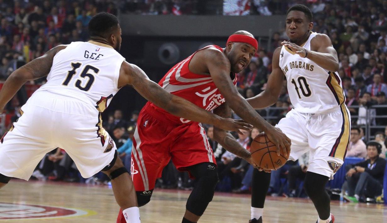 Pemain Houston Rockets, Bobby Brown, berusaha melewati pemain New Orleans Pelicans dalam laga pramusim NBA Global Games 2016 di Beijing, China, Rabu (12/10/2016) WIB. (AP Photo/Ng Han Guan)