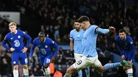 Striker Manchester City, Julian Alvarez, mencetak gol penalti ke gawang Chelsea pada ronde ketiga Piala FA 2022 di Etihad Stadium, Minggu (8/1/2023) malam WIB. (AFP/Oli Scarff)