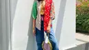 Pakai kebaya dengan mixed pattern yang colorful dan dipadukan dengan flare jeans, sunnies, dan crochet bag bisa memberikan sentuhan gaya retro pada casual look-mu. (Instagram/alikaislamadina).
