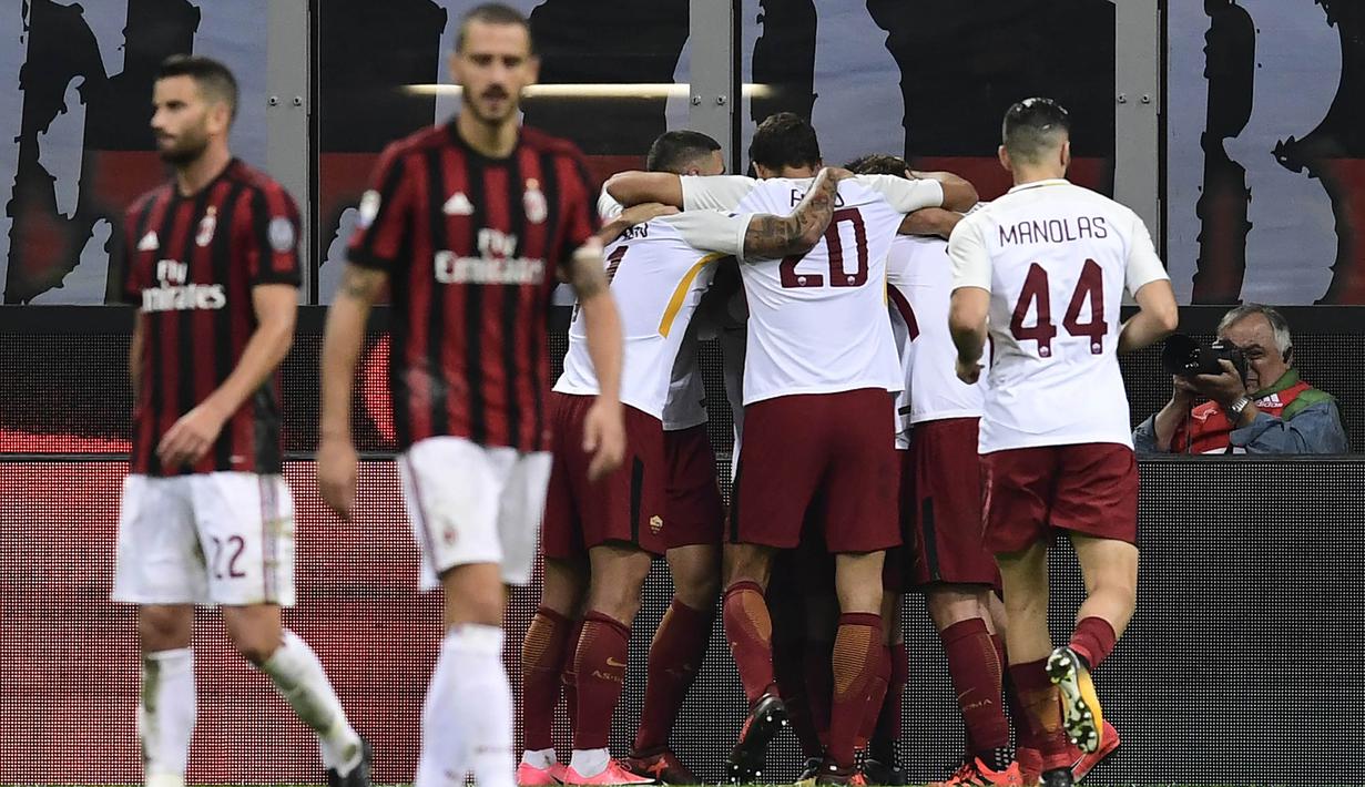 Para pemain AS Roma merayakan gol yang dicetak Edin Dzeko ke gawang AC Milan pada laga Serie A Italia di Stadion San Siro, Milan, Minggu (1/10/2017). Milan kalah 0-2 dari Roma. (AFP/Miguel Medina)