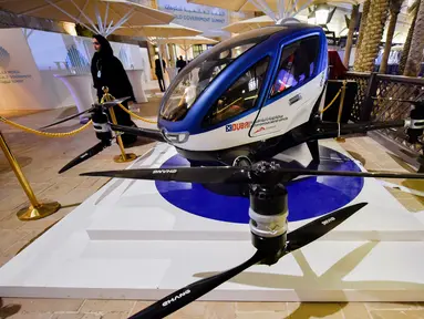 Drone EHang 184 dipamerkan di World Government Summit 2017, Dubai Madinat Jumeirah, Senin (13/2). Drone buatan perusahaan Tiongkok, Ehang Inc ini akan menjadi alat transportasi baru di Dubai yang rencananya beroperasi pada Juli tahun ini. (STRINGER/AFP)