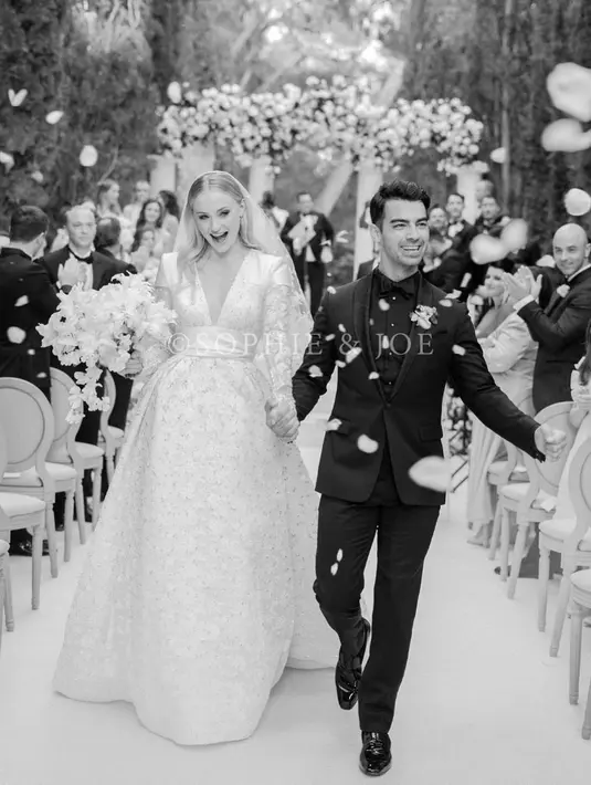 Melihat kembali potret pernikahan keduanya dalam warna hitam-putih. Bukankah memang keduanya tampak luar biasa bersama, Sahabat FIMELA? [Foto: Instagram/sophiet]