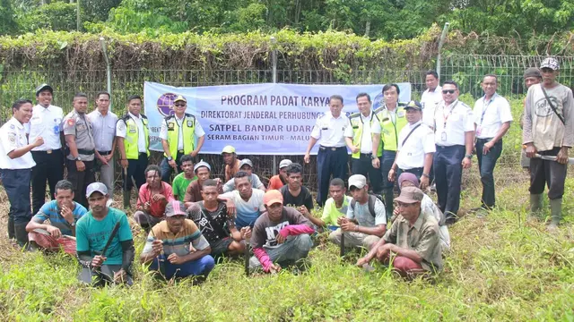 Sebanyak 113 orang warga sekitar Bandara Kufar, Maluku, mengikuti program padat karya Direktorat Jenderal Perhubungan Udara Kementerian Perhubungan (Kemenhub).