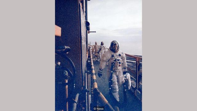 Neil Armstrong membawa ventilator oksigen (NASA)