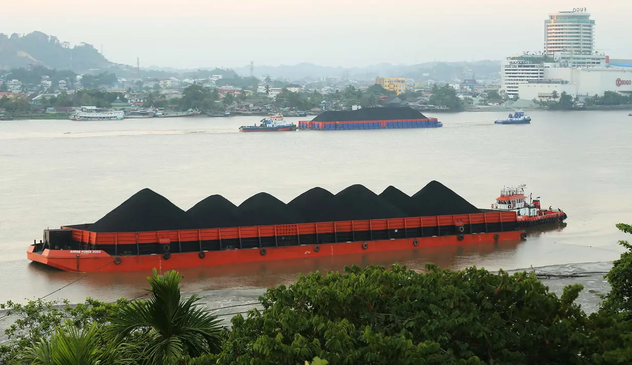 Tongkang batu bara terlihat di Sungai Mahakam di Samarinda, Kalimantan Timur, Indonesia, pada 19 Agustus 2026. (AP Photo/Ahmad Mulia Panjaitan)
